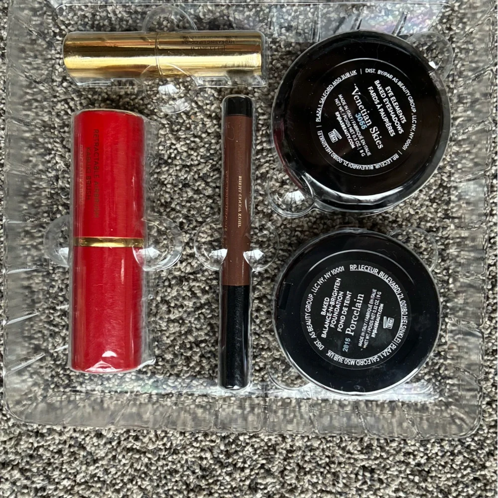 New in Box Laura Geller Festive Favorites 5 Piece Makeup Collection, Porcelain - Picture 2 of 8
